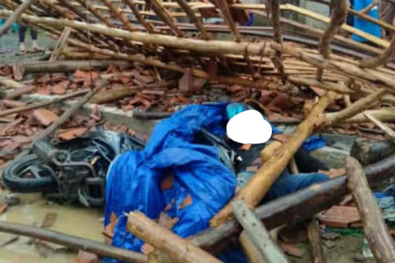 Seorang warga Cirebon meninggal dunia tertimpa bangunan ambruk