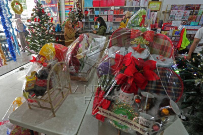 Penjualan pernak-pernik Natal di Makassar
