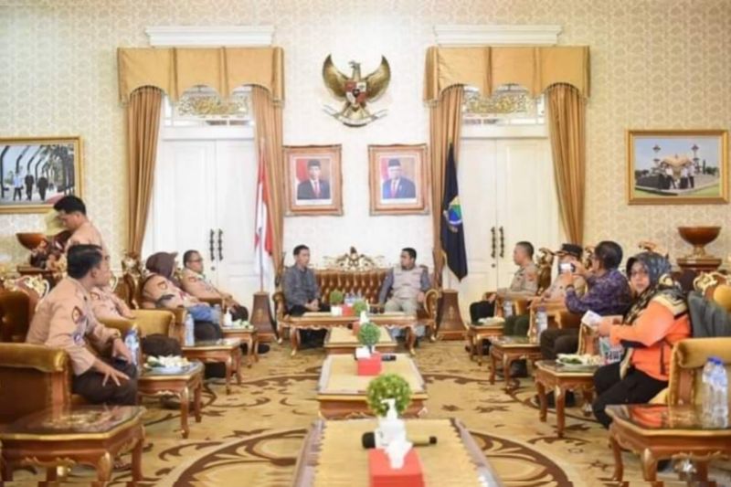Wawako Solok serahkan bantuan peduli Cianjur