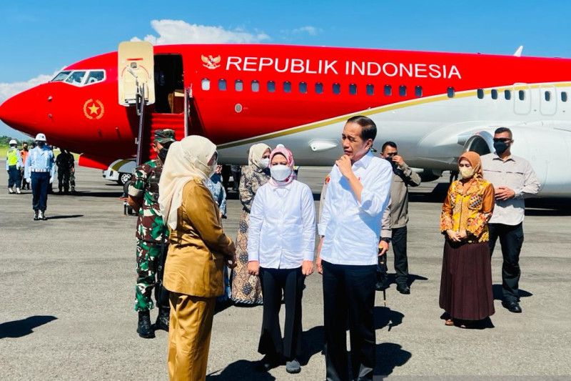 Presiden Joko Widodo ke Jawa Timur serahkan bansos