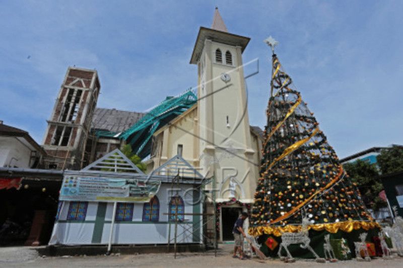 Persiapan menyambut Natal di Gereja Katedral Makassar