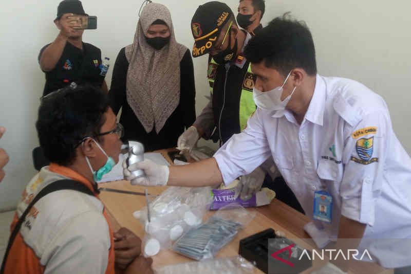 Polisi cek bus dan kesehatan sopir di Terminal Harjamukti Kota Cirebon