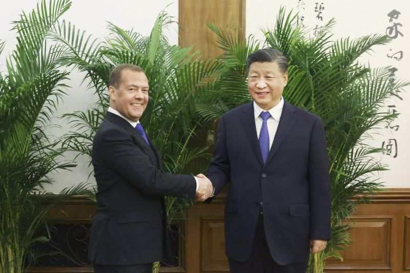 Presiden China Xi Jinping bertemu Ketua Partai Rusia Bersatu Medvedev
