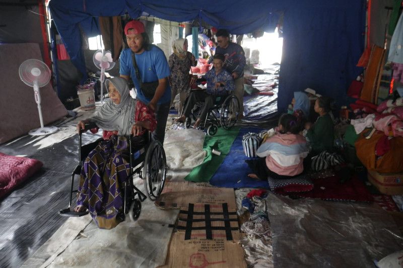 Disabilitas korban gempa Cianjur terima bantuan kursi roda