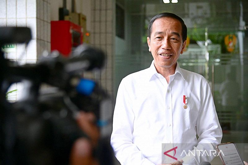 Presiden Joko Widodo jajal naik kereta LRT ke Stasiun TMII