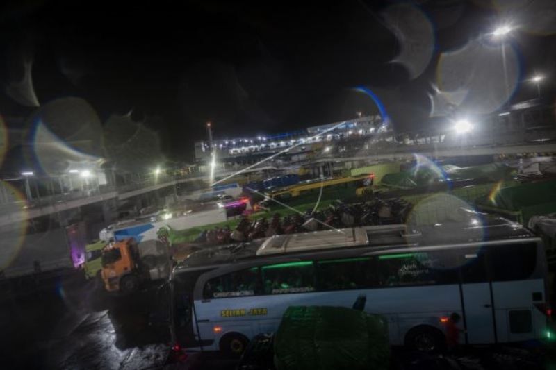 Kapal Ferry Terdampak Cuaca Buruk Di Merak