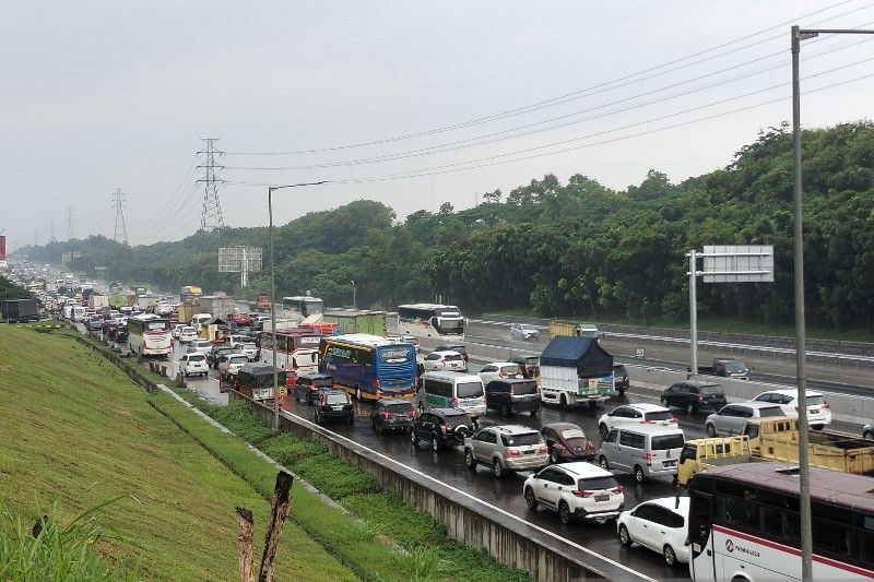 Kondisi lalu lintas Tol Japek terpantau padat pada H-1 Natal