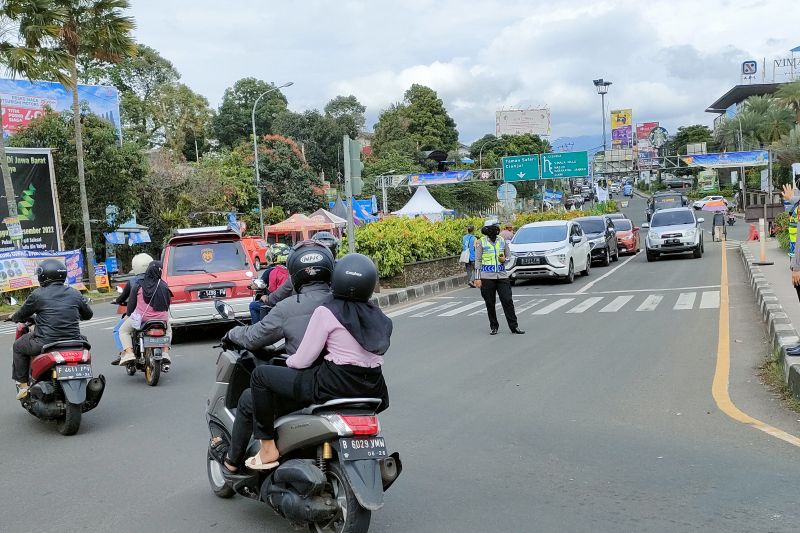 57,000 vehicles ply Puncak route as of Saturday: police - Vimarsana News