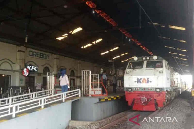 Penumpang kereta ke arah Jakarta mendominasi di Stasiun Cirebon