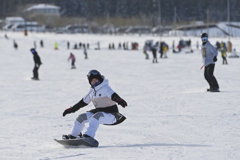 Kisah nenek 87 tahun yang masih antusias bermain ski di Urumqi, China