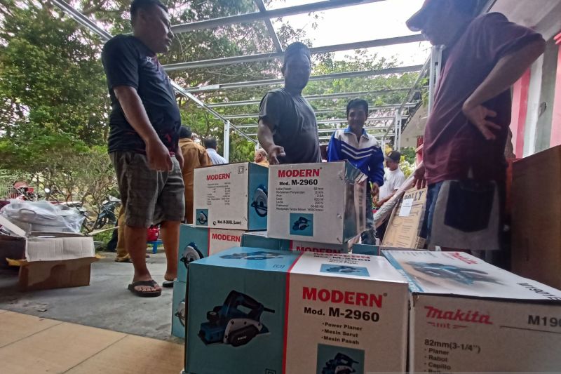 Pemkab Parigi Moutong salurkan peralatan usaha untuk 42 UMKM produktif