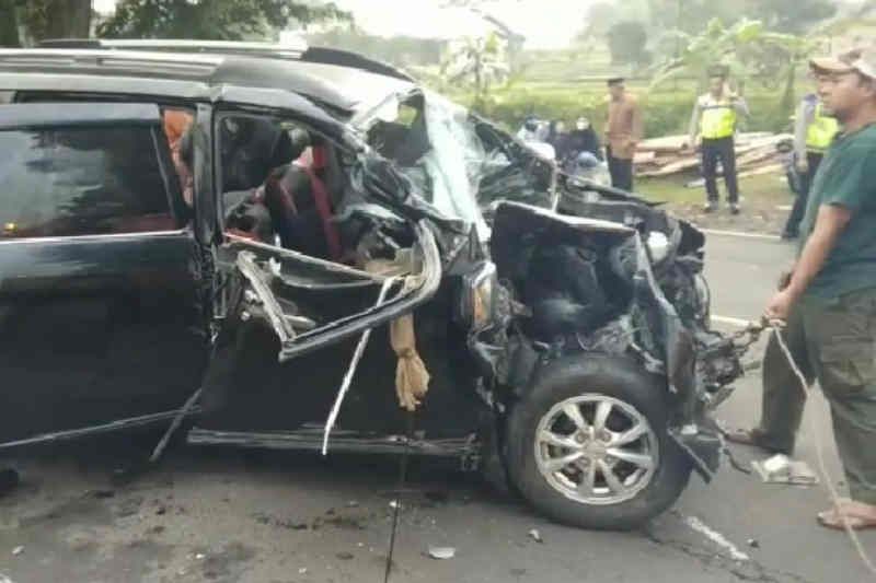 Polisi tangani kecelakaan minibus tabrak bus di Kuningan, 2 orang meninggal