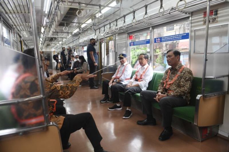 Presiden Jokowi Menumpang KRL Commuter Line