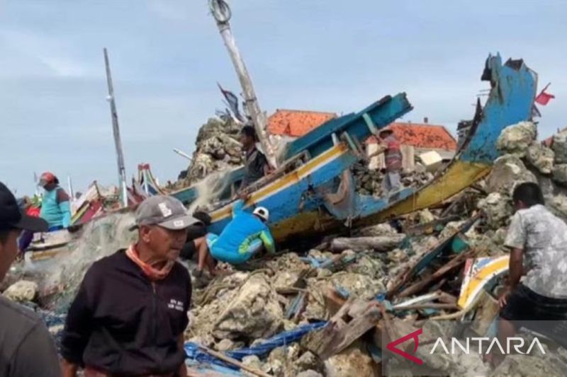 BPBD Pamekasan data perahu nelayan rusak akibat ombak besar