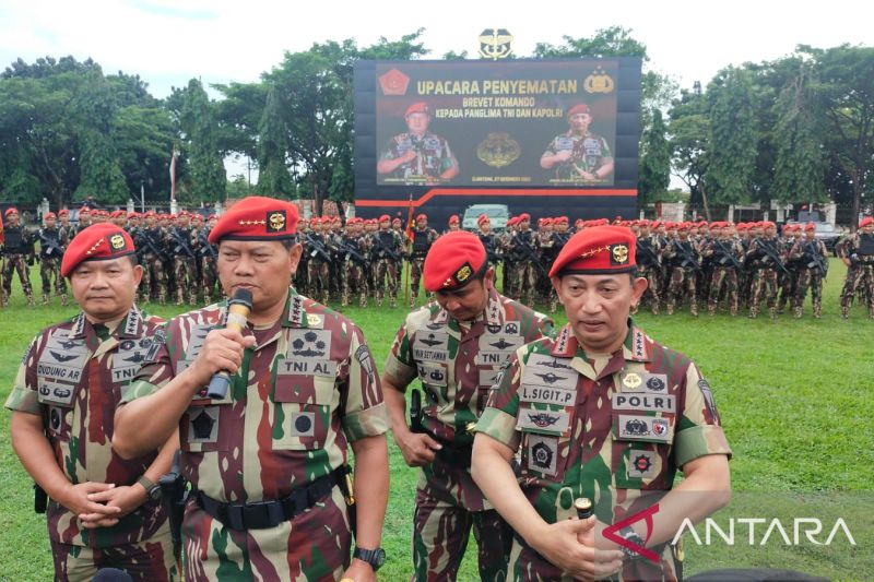Panglima TNI beserta Kapolri terima brevet komando dari Kopassus