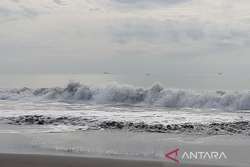 Wisatawan diimbau waspadai gelombang tinggi laut selatan Jabar hingga DIY