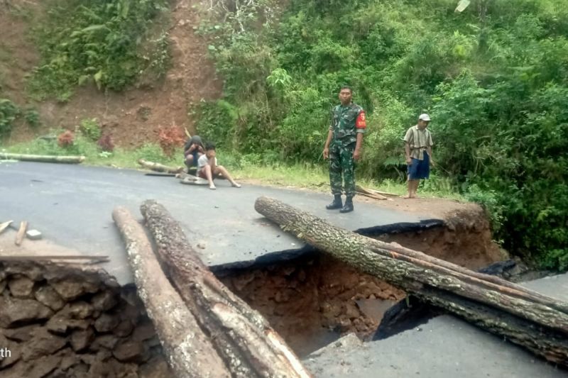 Jembatan penghubung Trenggalek-Ponorogo ambrol tergerus air