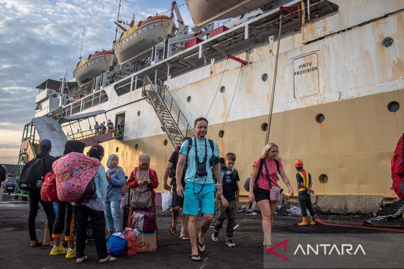 WISATAWAN YANG TERJEBAK DI KEPULAUAN KARIMUNJAWA TIBA DI SEMARAN