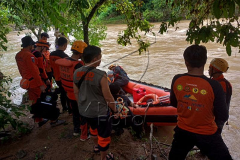 Pencarian korban tanah longsor di Kabupaten Maros