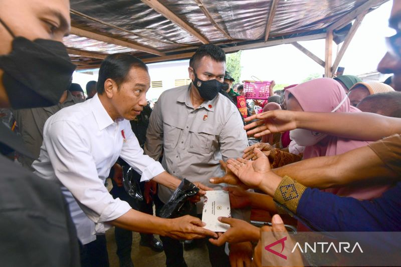 Presiden Jokowi serahkan bansos untuk pedagang di Pasar Sila