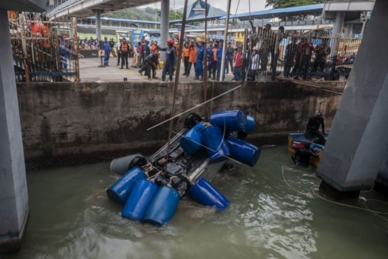 Evakuasi Mobil Jatuh Ke Laut Di Pelabuhan Merak