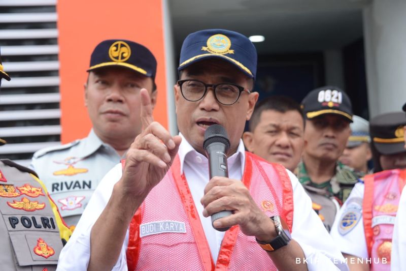 Menko PMK dan Menhub tinjau penanganan arus kendaraan di Gadog Puncak