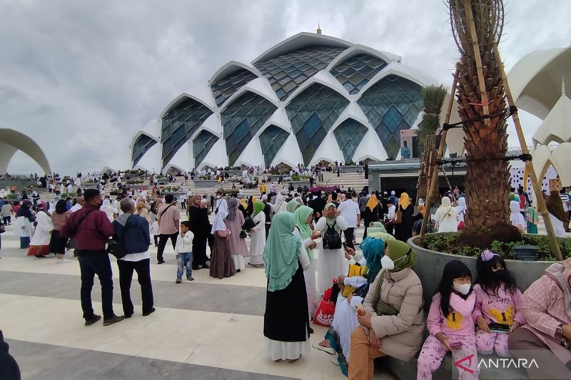 Warga padati Masjid Al Jabbar di Bandung pada saat peresmian