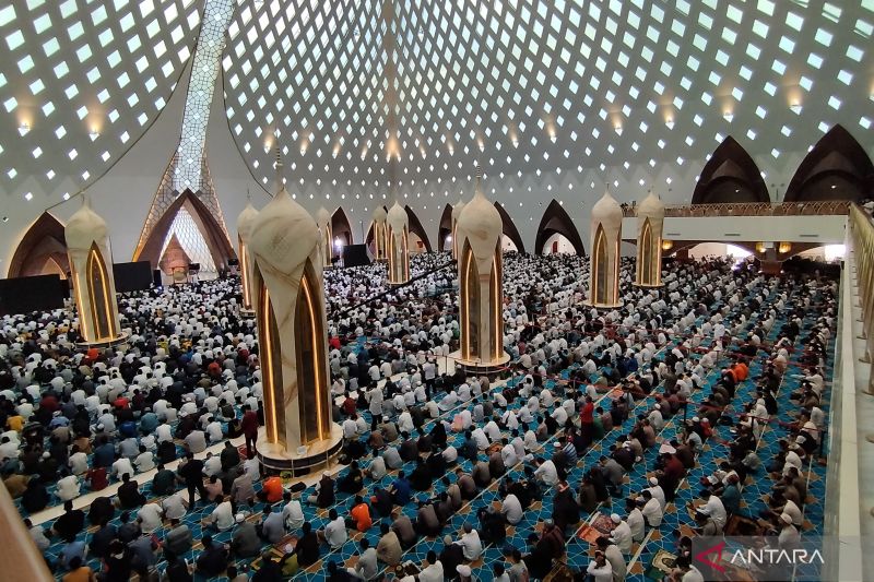 Jamaah Shalat Jumat padati Masjid Al Jabbar Bandung