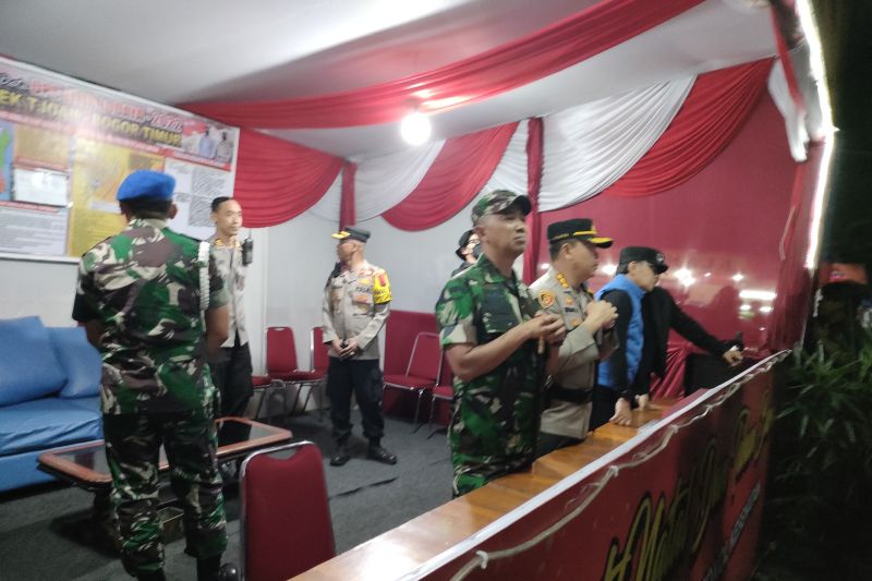 Petugas gabungan Bogor patroli tempat kerumunan di malam pergantian tahun