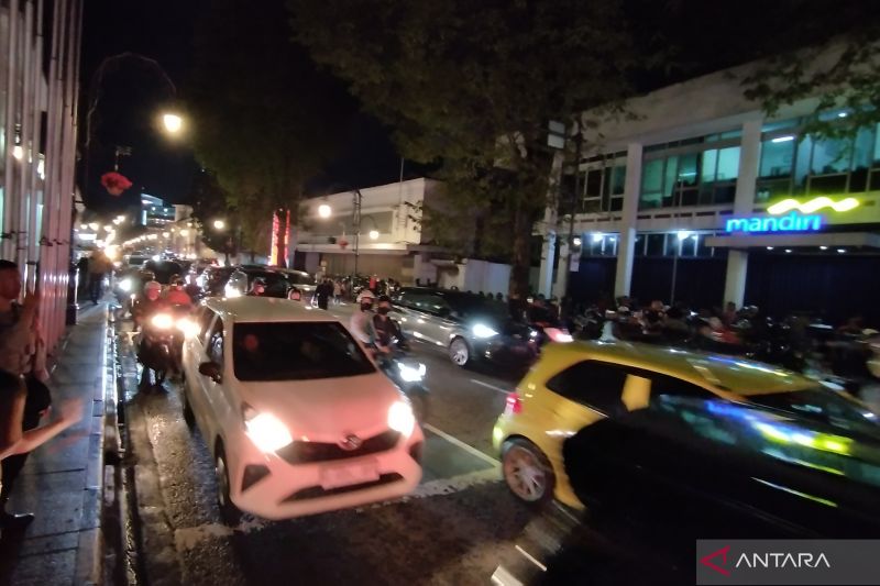 Polisi tutup jalan di Bandung jika situasi lalu lintas sangat padat pada Tahun Baru