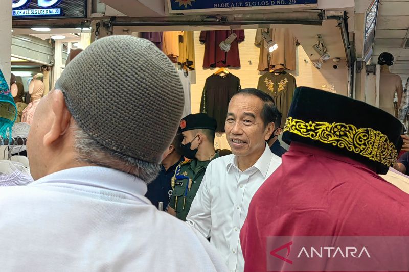 Presiden Joko Widodo awali 2023 tinjau kondisi ekonomi riil di Pasar Tanah Abang