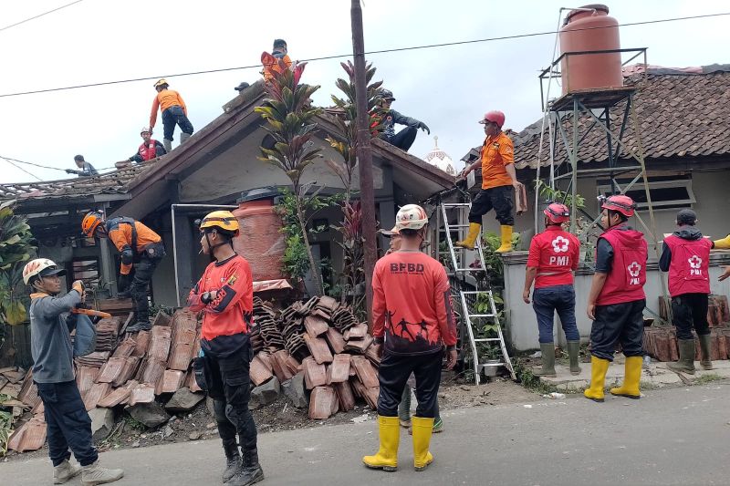 Longsor dan angin kencang dominasi bencana di Kabupaten Sukabumi