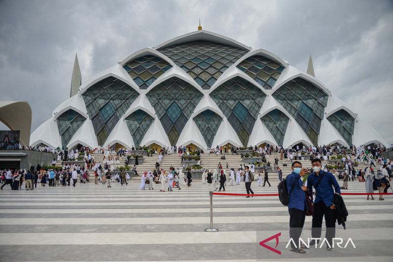 Masjid Raya Al Jabbar terapkan pembatasan waktu kunjung hingga 7 Januari