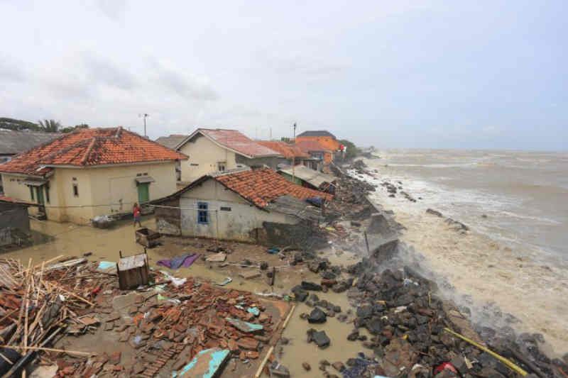 21 rumah warga di Indramayu rusak diterjang gelombang pasang