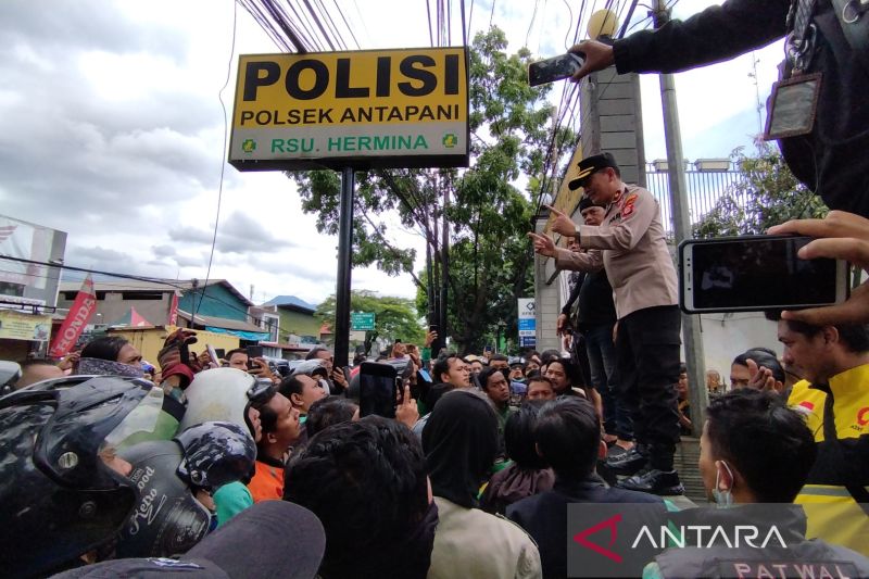 Polisi mediasi ratusan ojol berselisih dengan ojek pangkalan Pasir Impun Bandung