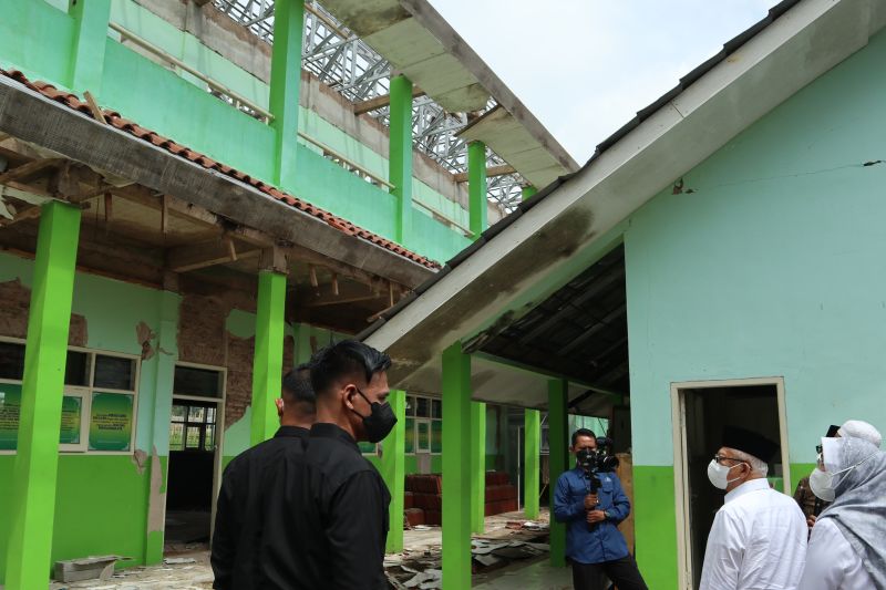Wapres Ma'ruf Amin serahkan bantuan untuk pesantren terdampak gempa di Cianjur