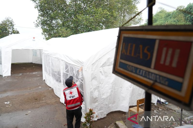 PMl dirikan tenda darurat untuk proses belajar mengajar siswa di Cianjur
