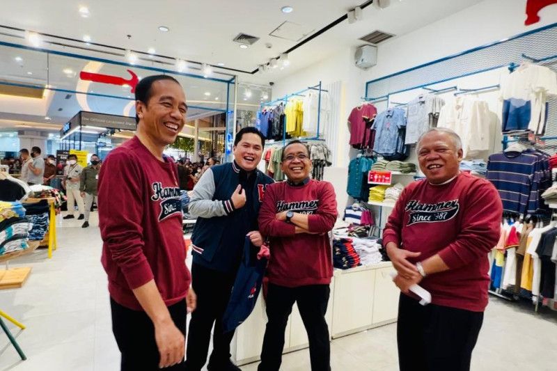 Semalam Presiden Joko Widodo belanja produk lokal di sebuah mal di Pekanbaru