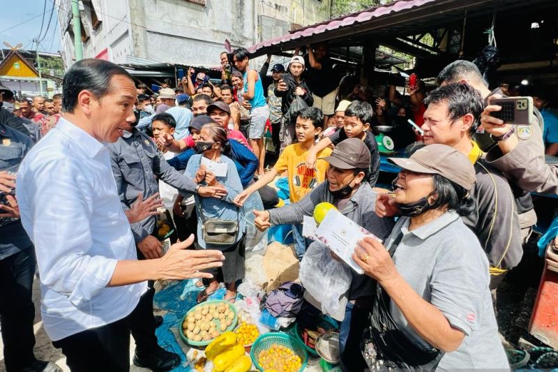 Presiden Jokowi serahkan bantuan dan tinjau pasar di Dumai