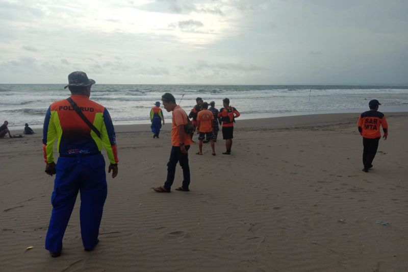 Tim SAR cari wisatawan yang hilang terseret ombak di Pantai Pangandaran