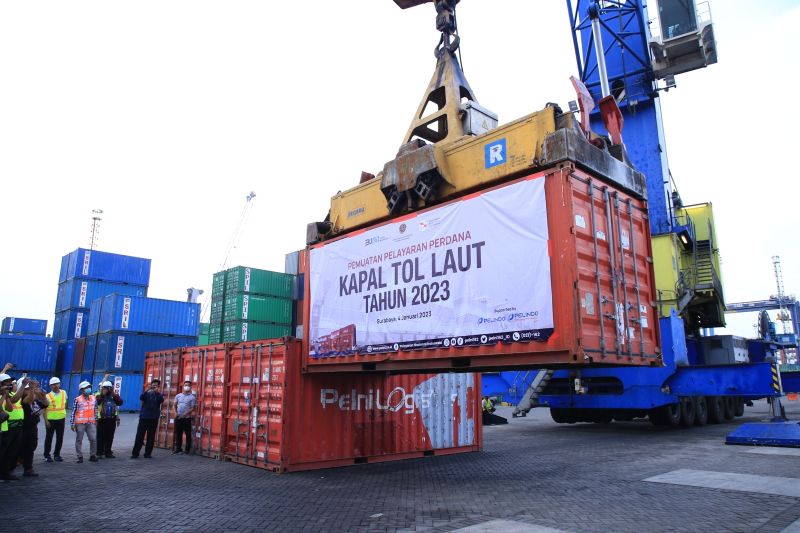 Kemenhub lepas pelayaran perdana tol laut 2023 di Surabaya