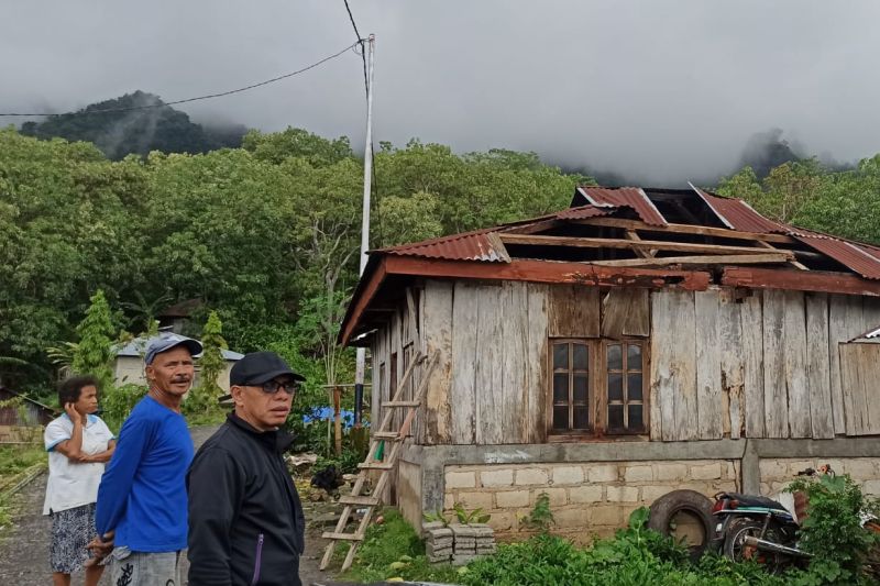 BPBD ingatkan warga Manggarai waspada angin kencang dan tanah longsor