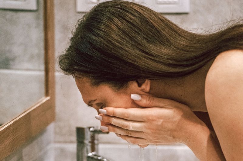 10 mitos saat mencuci muka menurut pakar dermatologi
