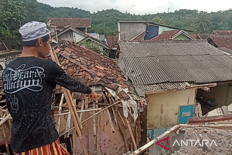 Seorang warga Cianjur meninggal tertimpa sisa tembok rumah terdampak gempa