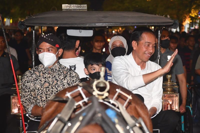 Presiden Jokowi dan keluarga nikmati naik andong di kawasan Malioboro