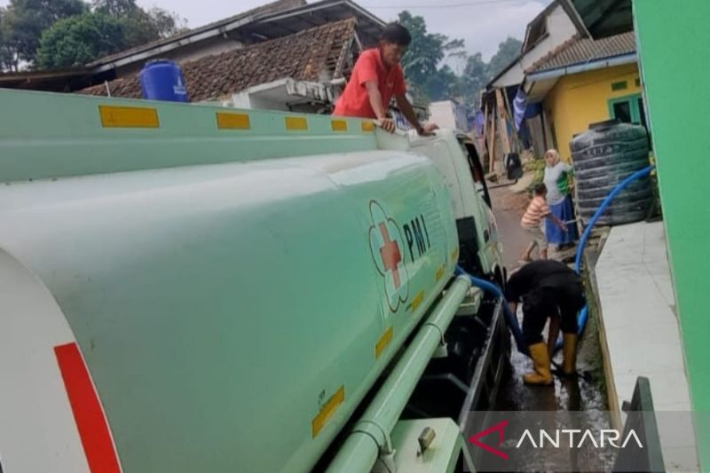 PMI distribusikan lima juta liter air untuk warga korban gempa Cianjur