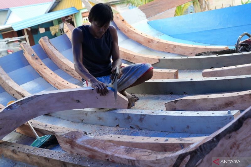 PEMBUATAN KAPAL IKAN TERHAMBAT BAHAN BAKU