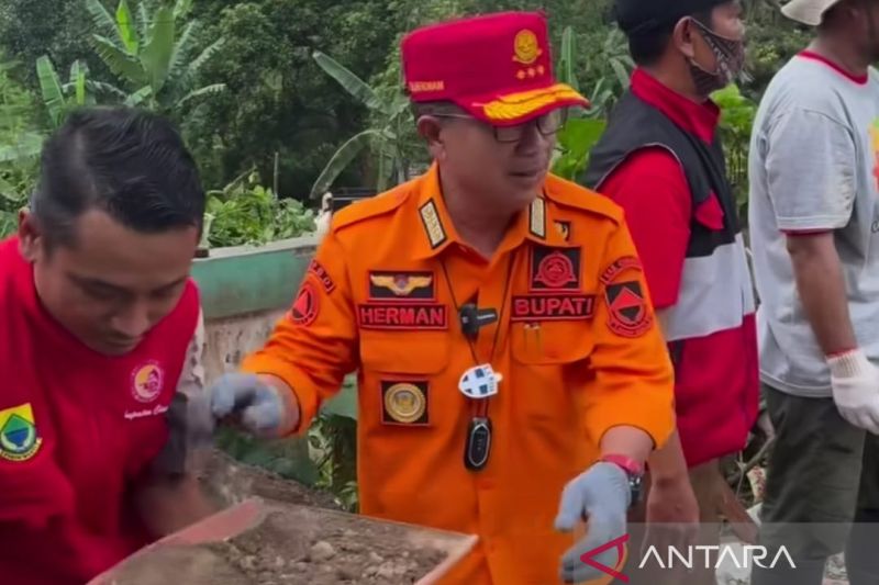 Warga Cianjur diajak gotong royong bersihkan puing rumah