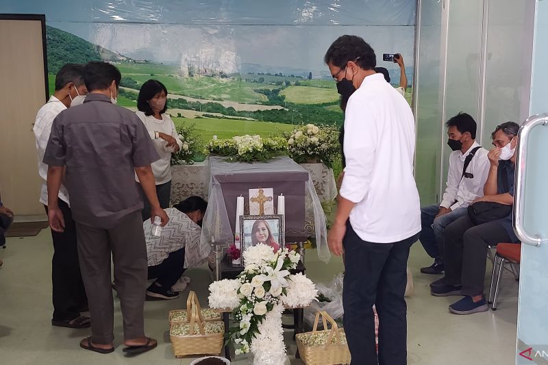 Keluarga semayamkan jenazah korban mutilasi Bekasi di rumah duka RS Polri Jaktim
