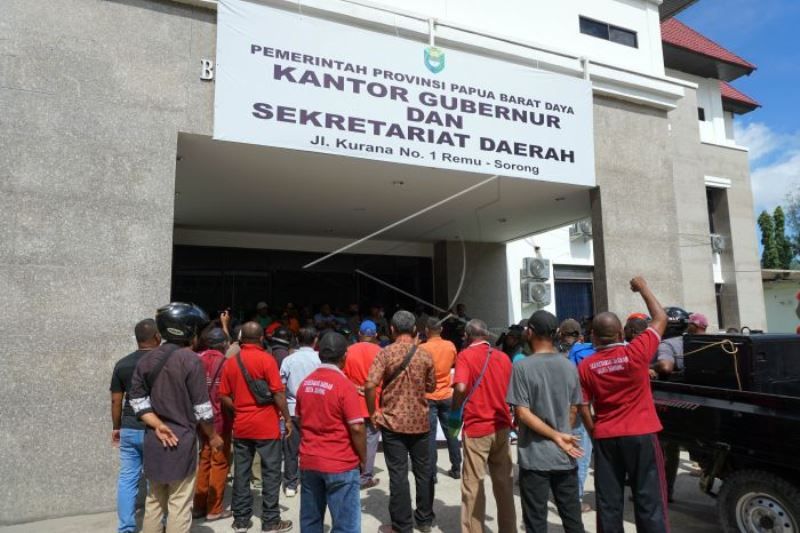 Unjuk Rasa Tolak Kebijakan PJ Gubernur Papua Barat Daya